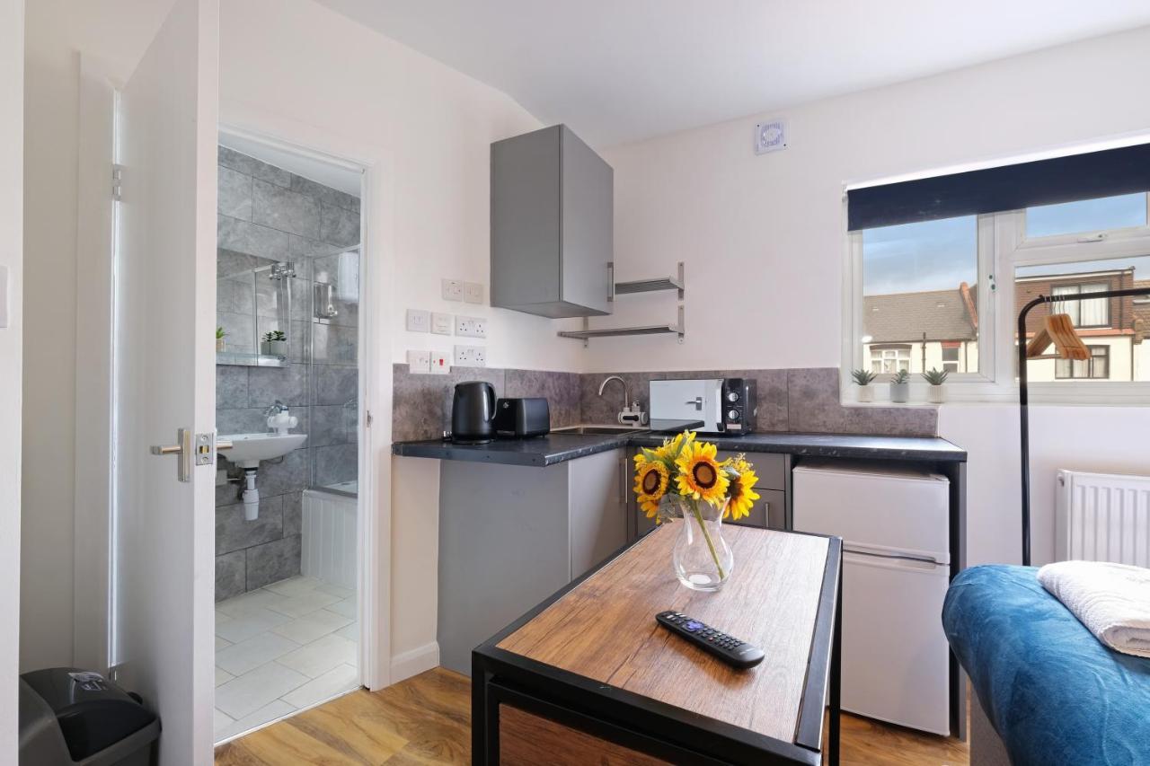 Fernbank Studios Sudbury Hill Harrow Self-Contained Studios With En-Suite Wembley Exterior foto